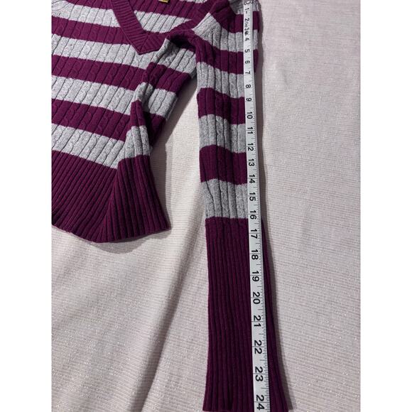 Juniors Size Medium Vintage American Eagle Maroon White Striped V-Neck Sweater! - Picture 11 of 11